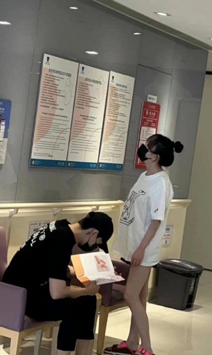 网友曝张檬金恩圣现身妇产科 女方小腹隆起疑怀孕