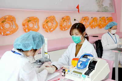 热血战“疫”,撸袖献血!一妇婴52名“热血蒙面侠”参与集体无偿献血