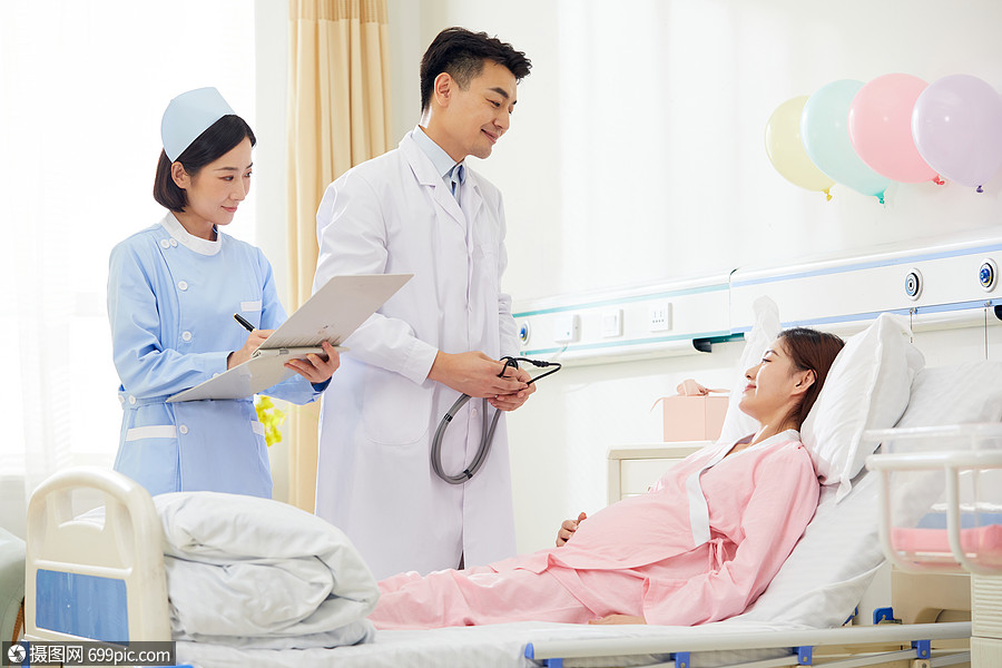 医院妇产科男医生给孕妇做身体检查护工住院