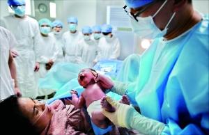 妇产科“男神”3年接生过千人 曾被少数产妇拒绝